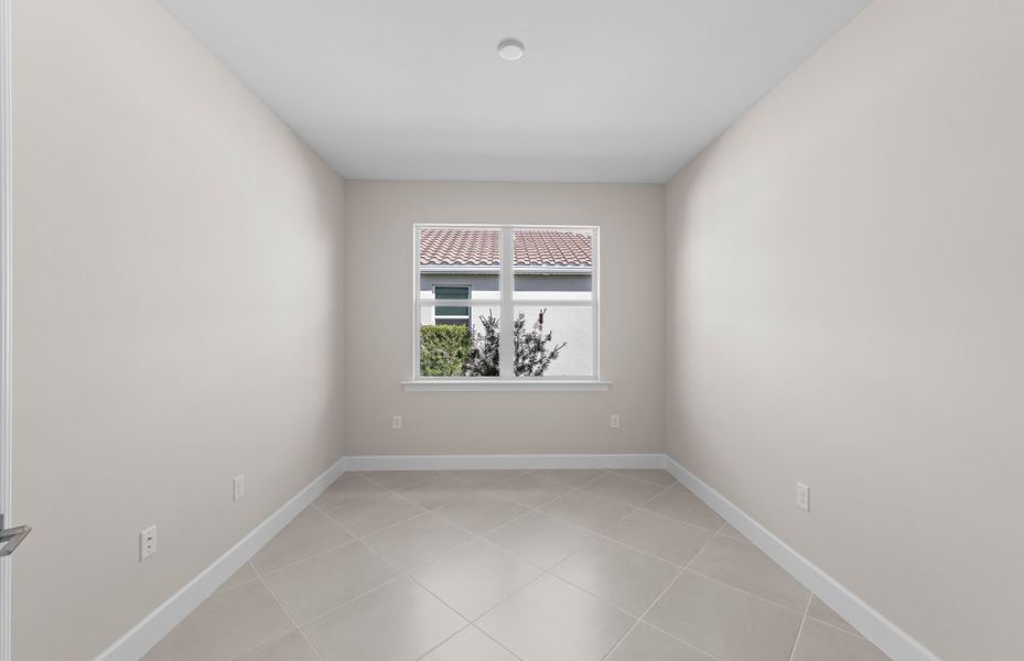 Spacious, unfurnished interior of a new home in Del Webb Oak Creek, North Fort Myers (Image 17).
