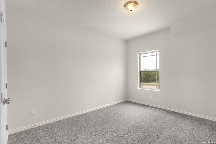 Spacious, unfurnished interior of a new home in Meyer Ranch - Enclave, New Braunfels (Image 10).