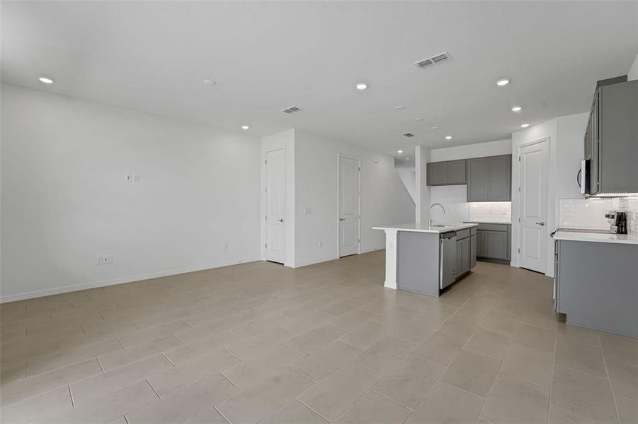 Spacious, unfurnished interior of a new home in Shores at Mirada, San Antonio (Image 20).