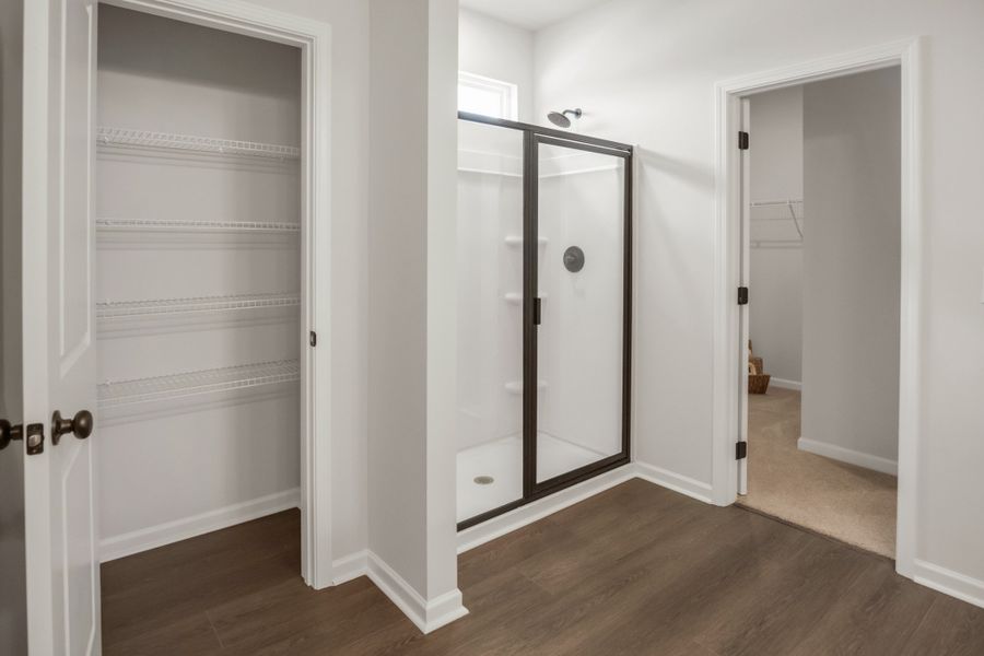 Spacious, unfurnished interior of a new home in The Oaks, Clarksville (Image 21).