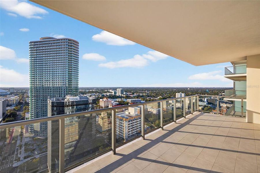 Condo located in St. Petersburg, FL showcasing its design and architecture (Image 31).
