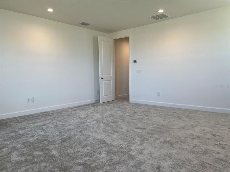 Spacious, unfurnished interior of a new home in , Wesley Chapel (Image 9).