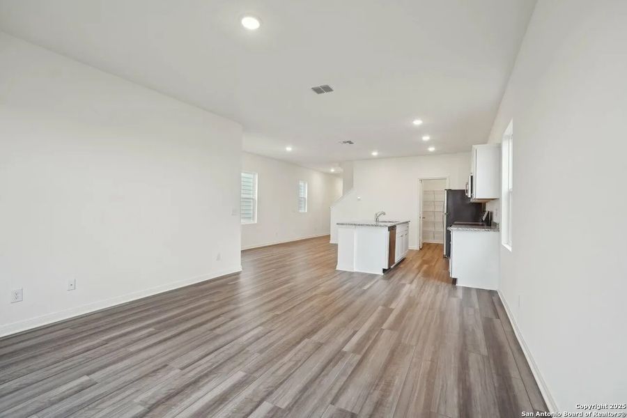 Spacious, unfurnished interior of a new home in Sutton Farms, San Antonio (Image 9).