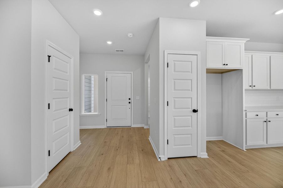 Spacious, unfurnished interior of a new home in Carnes Crossroads, Summerville (Image 12).