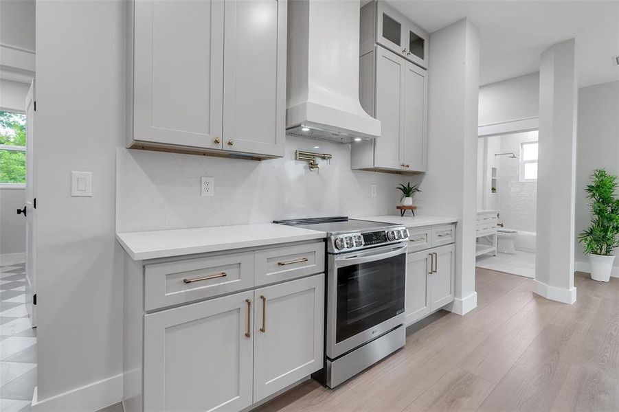 Furnished interior view inside a new home in , Venice (Image 37).