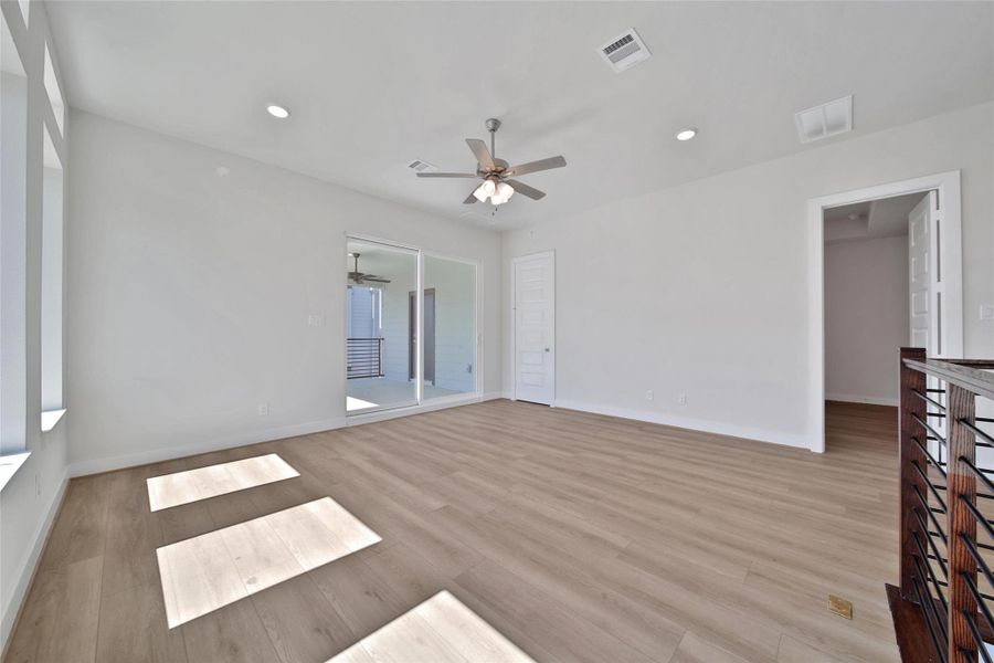 Spacious, unfurnished interior of a new home in Lago Pointe, Seabrook (Image 16).