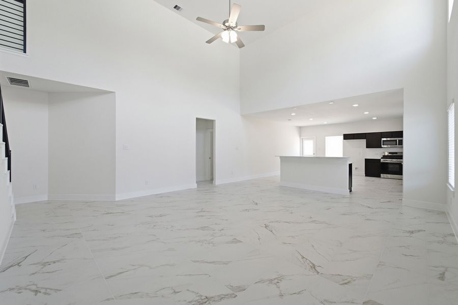 Spacious, unfurnished interior of a new home in Cielo, Conroe (Image 25).
