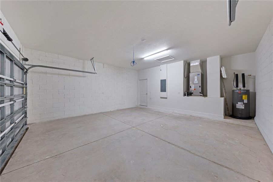 Spacious, unfurnished interior of a new home in , Yeehaw Junction (Image 36).