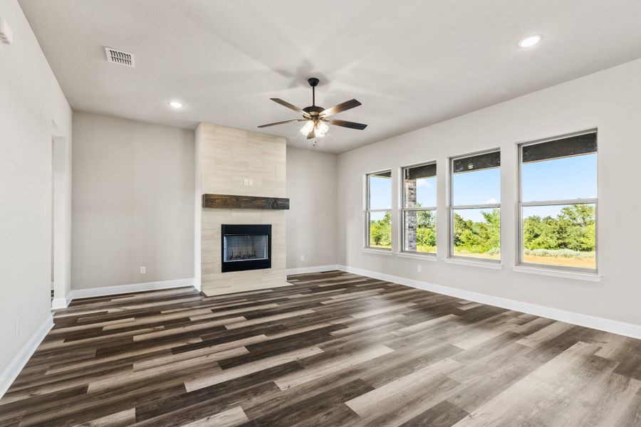 Spacious, unfurnished interior of a new home in Taylor Ranch, Springtown (Image 13).