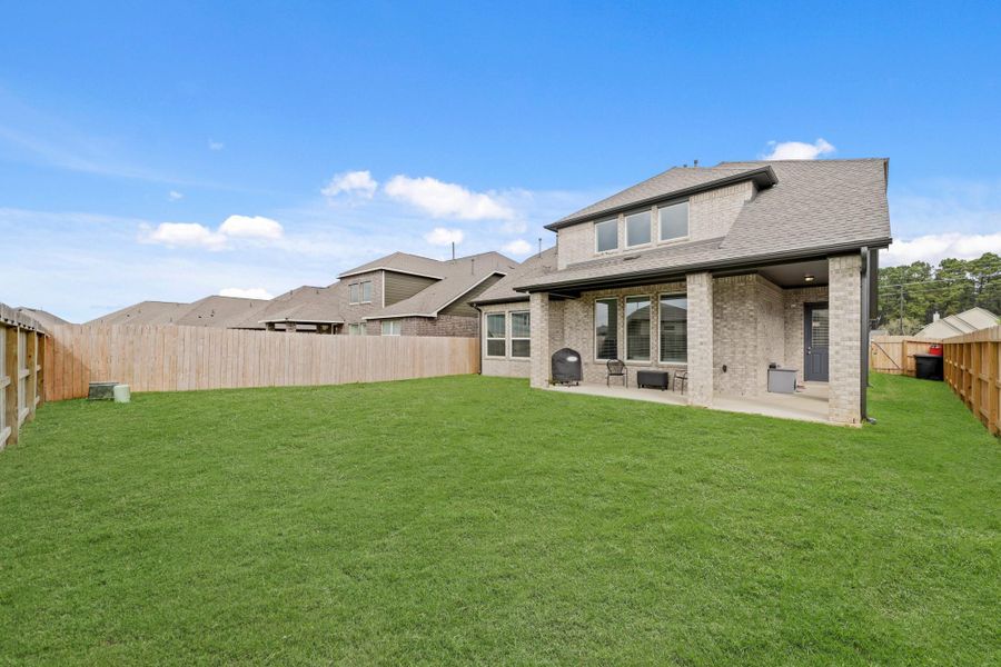 The large backyard provides endless opportunities for your outdoor entertainment.