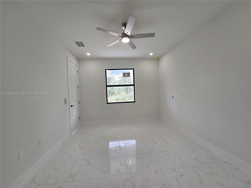 Spacious, unfurnished interior of a new home in , Lehigh Acres (Image 26).