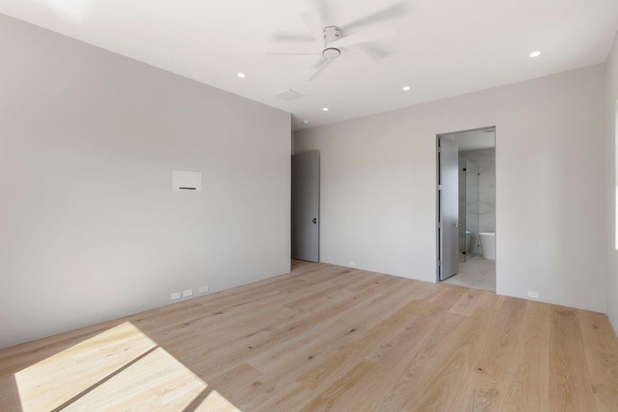 Spacious, unfurnished interior of a new home in , The Woodlands (Image 39).