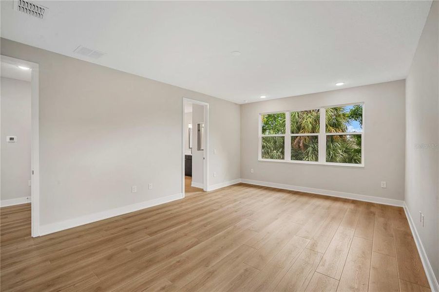 Spacious, unfurnished interior of a new home in , Tampa (Image 23).