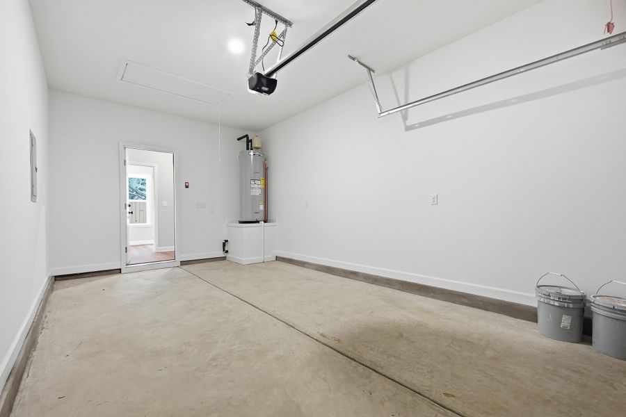 Spacious, unfurnished interior of a new home in Live Oak Cottages, Freeport (Image 27).