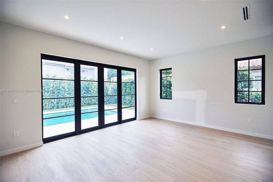 Spacious, unfurnished interior of a new home in , Coral Gables (Image 35).