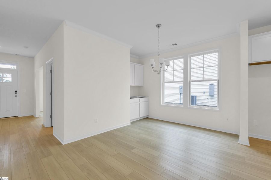 Spacious, unfurnished interior of a new home in Lynbrook, Boiling Springs (Image 11).