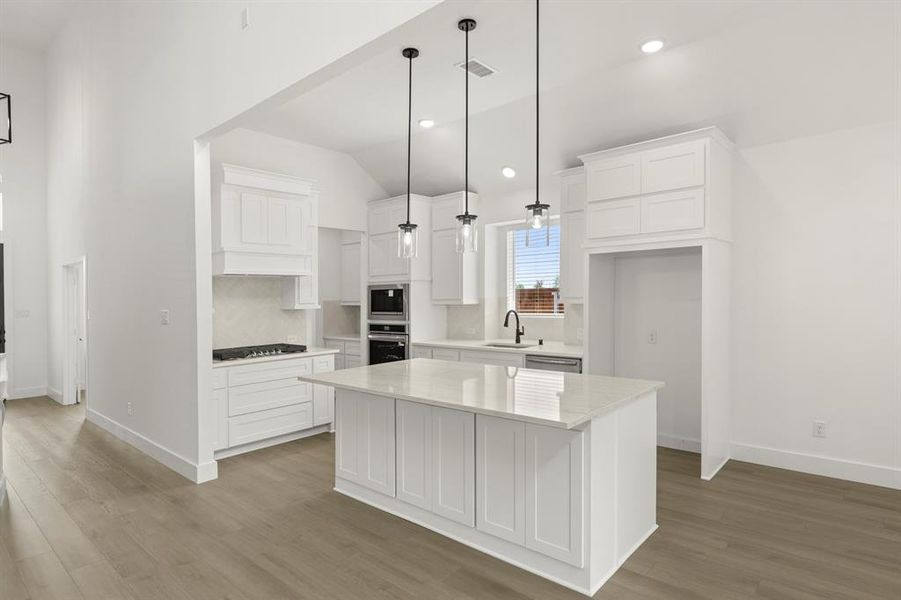 08. 732 Golden Galaxy - Kitchen (2)