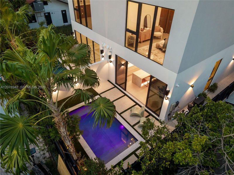 Condo located in Miami, FL showcasing its design and architecture (Image 5). Condo located in Miami, FL showcasing its design and architecture (Image 5).