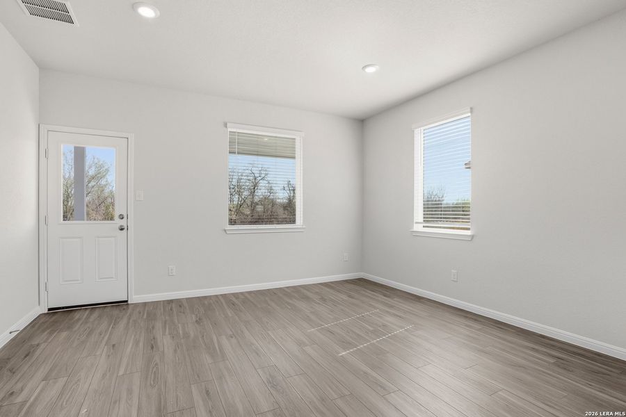 Spacious, unfurnished interior of a new home in Cinco Lakes, San Antonio (Image 19).