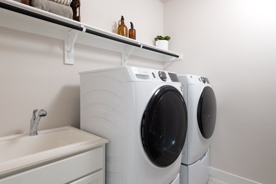 Representative interior finishes for a home built from the Evelyn by Tri Pointe Homes in The Meadows, Denton (Image 18).