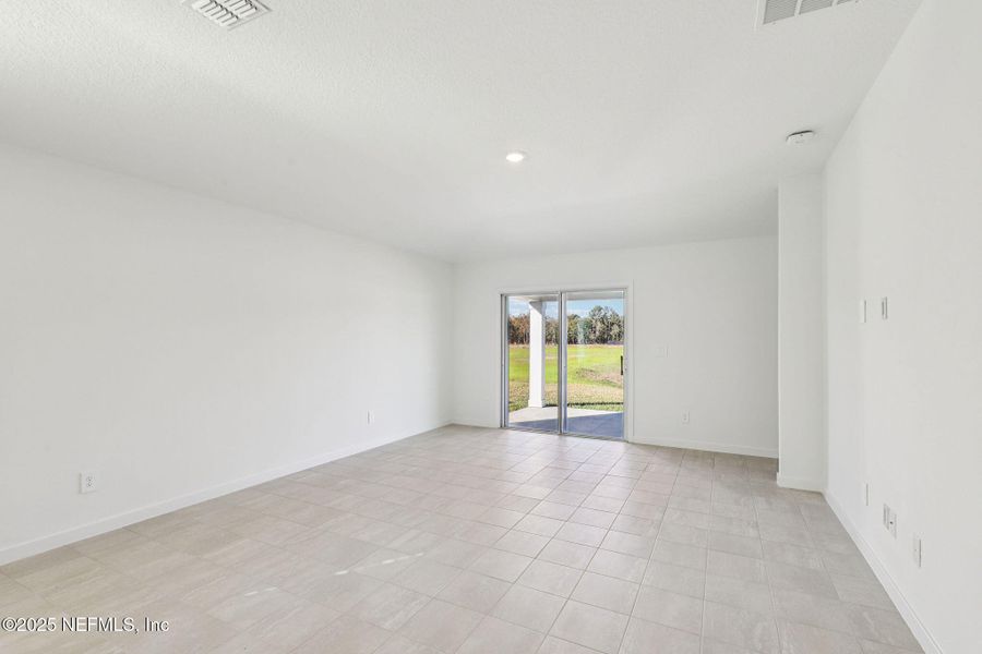 Spacious, unfurnished interior of a new home in Azalea Creek, Jacksonville (Image 28).