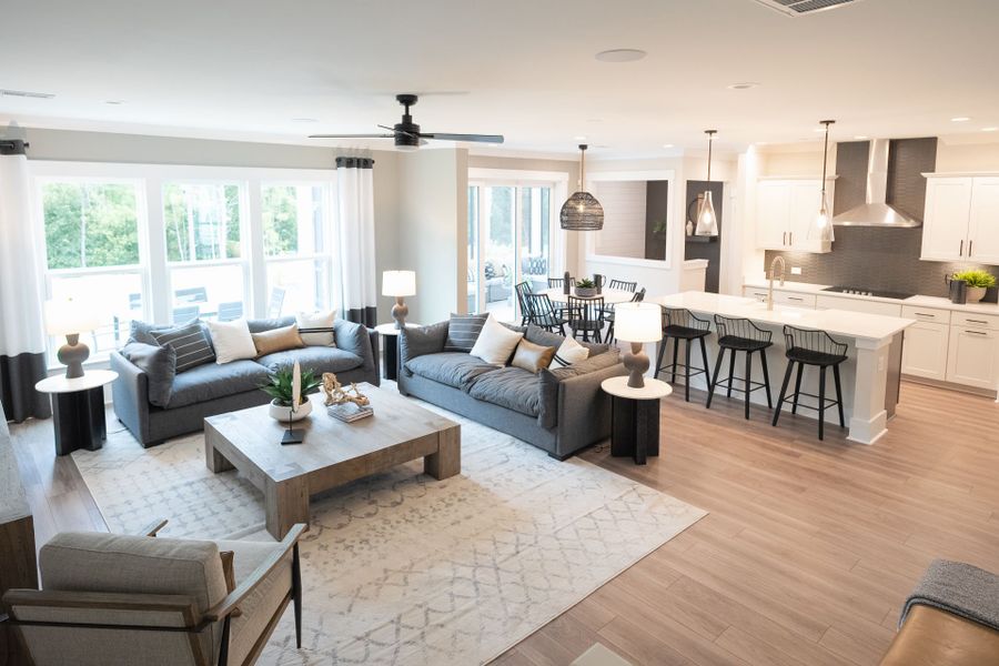 Representative furnished interior of a home built from the Woodward by Pulte Homes in Waterways, Richmond Hill (Image 35).