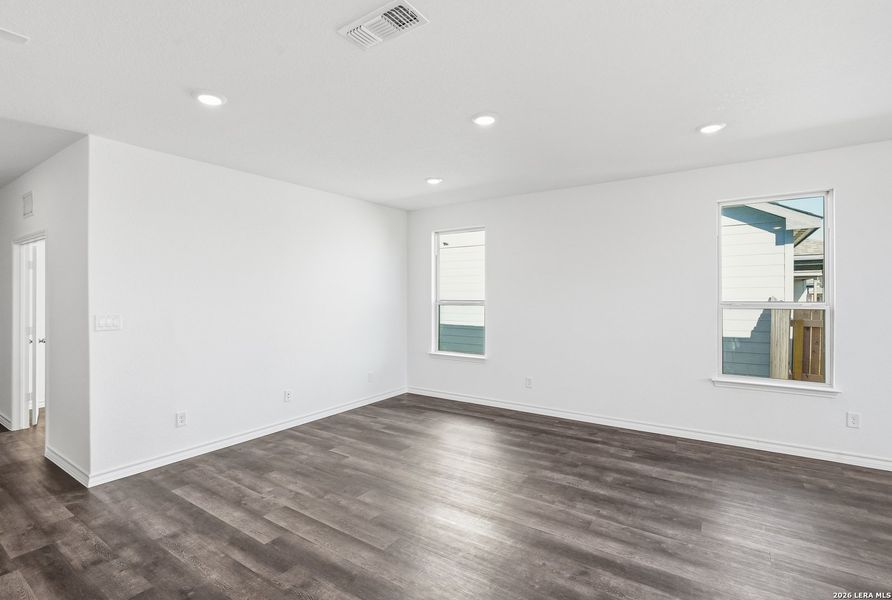 Spacious, unfurnished interior of a new home in Nopal Valley, San Antonio (Image 24).