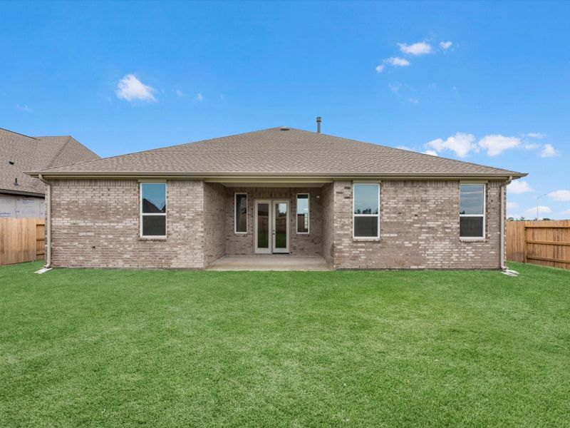 Exterior details and patio area of a home in Wildrye, Waller (Image 3).