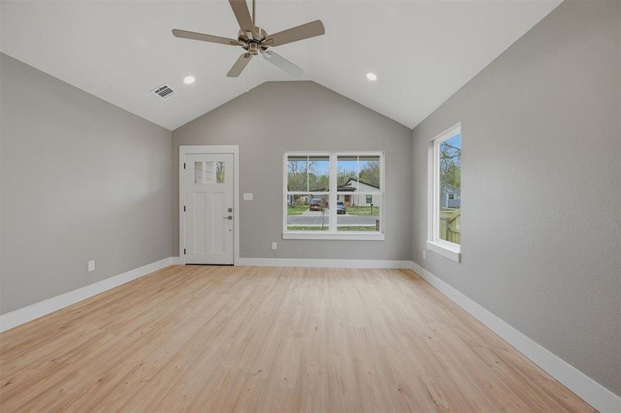 Spacious, unfurnished interior of a new home in , Sherman (Image 14).