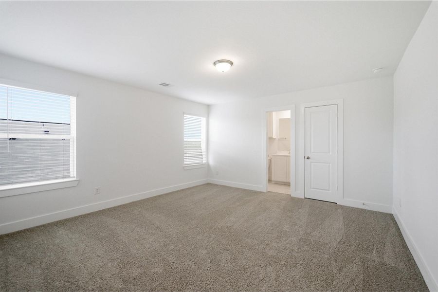 Spacious, unfurnished interior of a new home in Bay Creek, Baytown (Image 28).