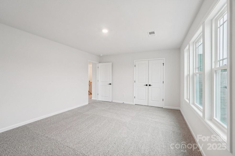 Spacious, unfurnished interior of a new home in Sylvan Creek, Denver (Image 26).