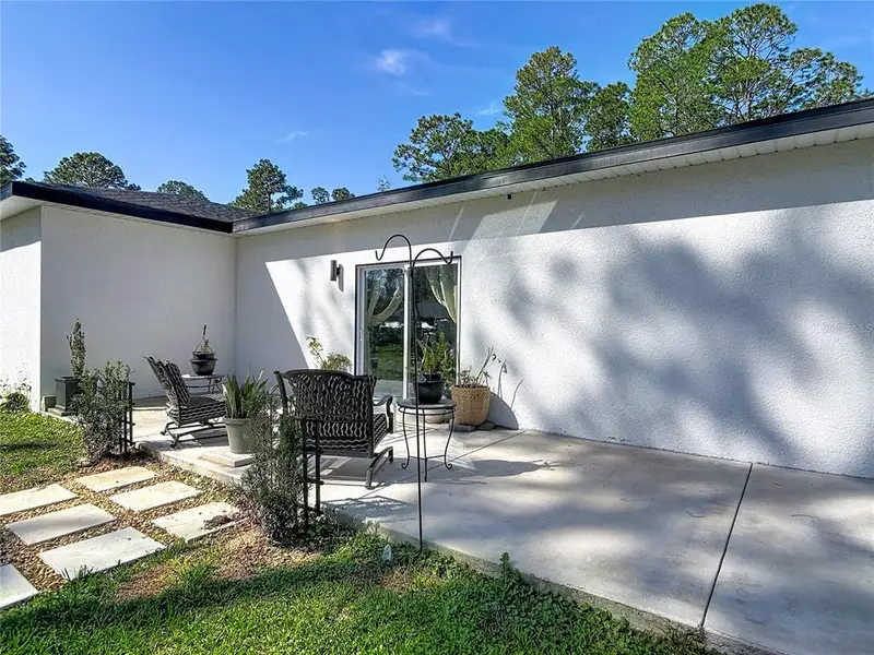 Exterior details and patio area of a home in , Deland (Image 4).