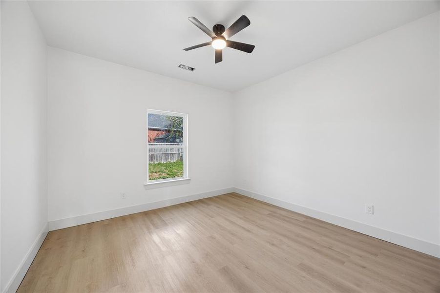 Spacious, unfurnished interior of a new home in , Sherman (Image 17).