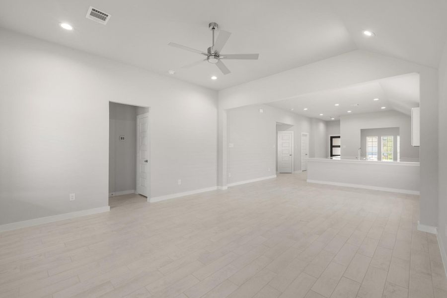 Spacious, unfurnished interior of a new home in Sunterra North, Katy (Image 16).