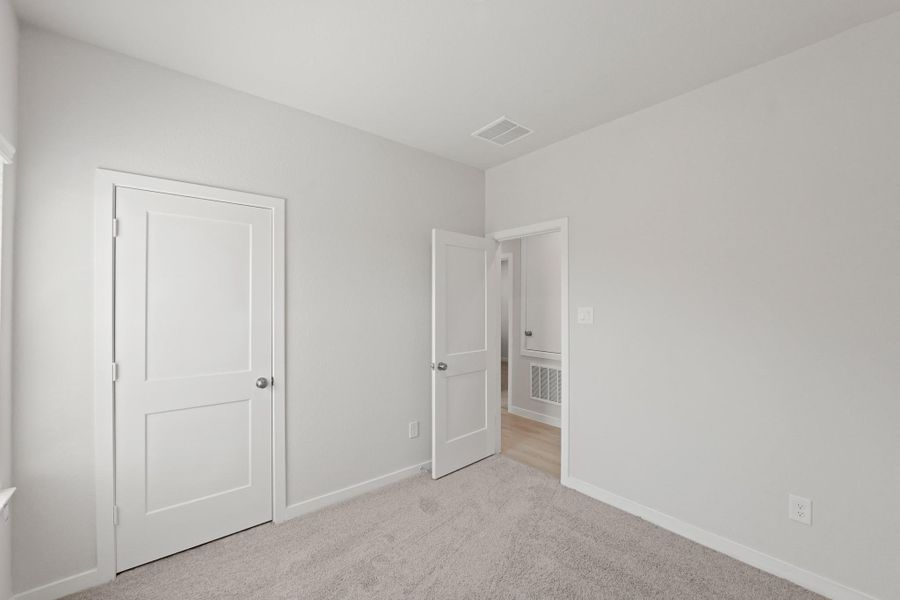 Spacious, unfurnished interior of a new home in River Ranch Trails, Dayton (Image 23).
