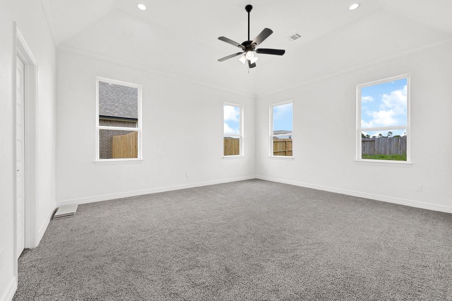 Spacious, unfurnished interior of a new home in , Anahuac (Image 13).