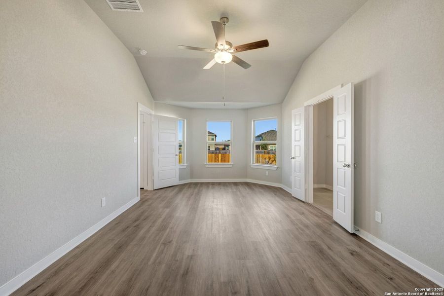 Spacious, unfurnished interior of a new home in Winding Brook, San Antonio (Image 34).
