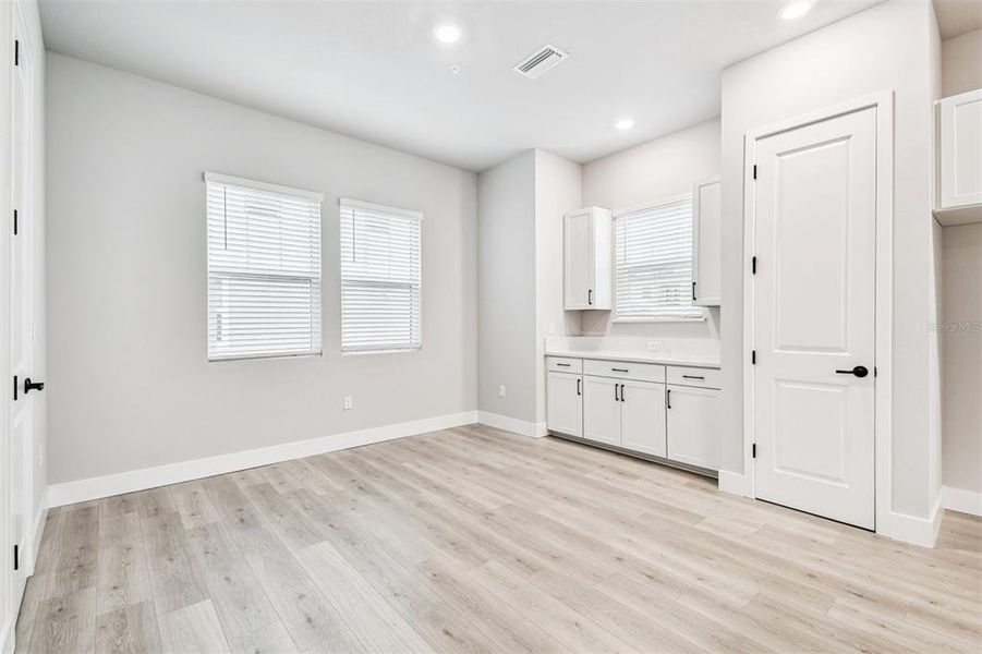 Spacious, unfurnished interior of a new home in Towns at Union, St. Petersburg (Image 30).