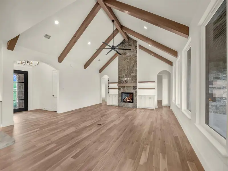 Spacious, unfurnished interior of a new home in , Weatherford (Image 23).