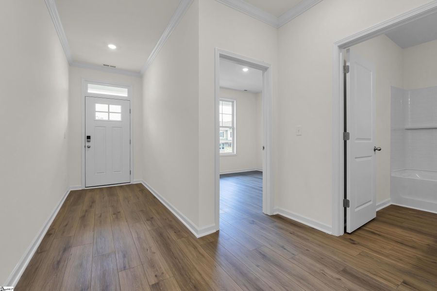 Spacious, unfurnished interior of a new home in Lynbrook, Boiling Springs (Image 12).