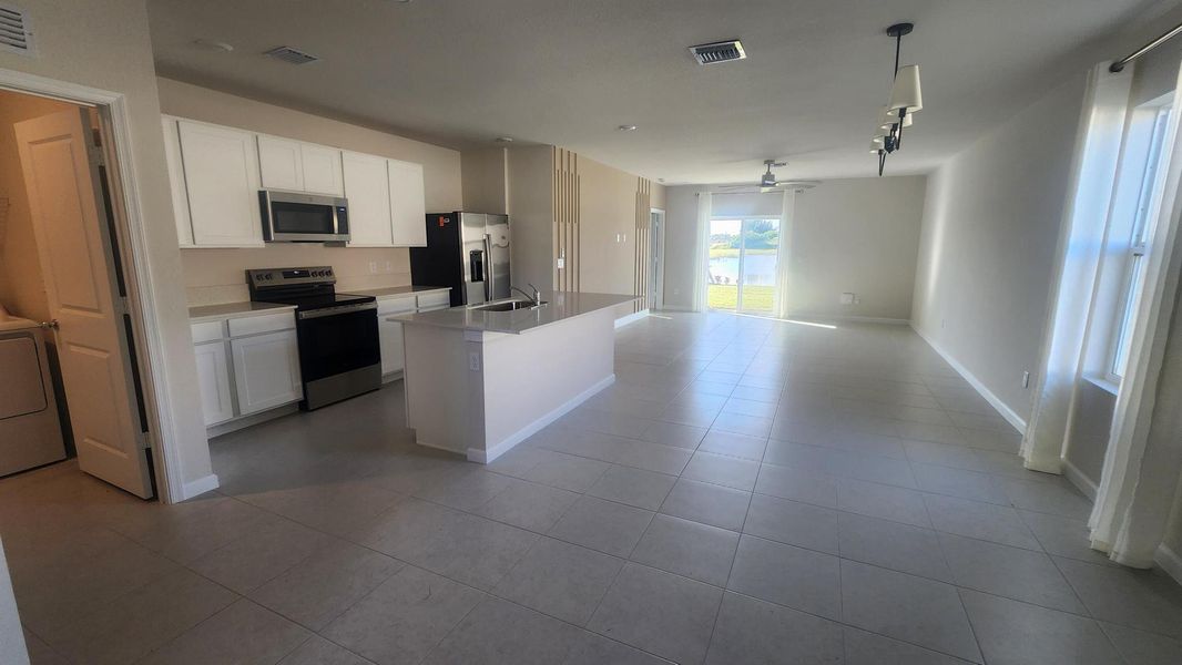 Spacious, unfurnished interior of a new home in , Fort Pierce (Image 29).