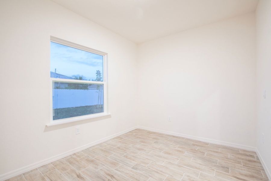 Spacious, unfurnished interior of a new home in Cape Coral, Cape Coral (Image 25).
