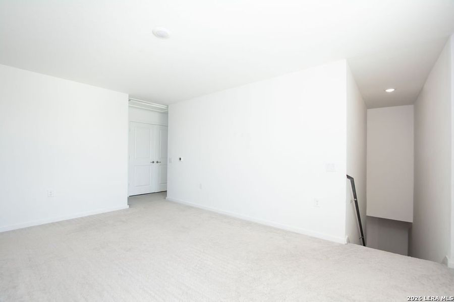 Spacious, unfurnished interior of a new home in Somerset Meadows, San Antonio (Image 18).