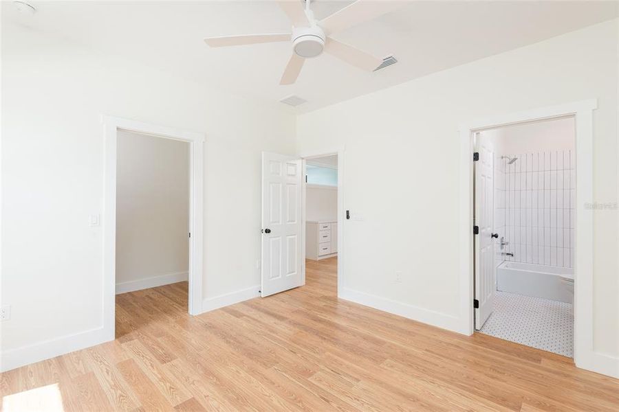 Spacious, unfurnished interior of a new home in , Tampa (Image 42).