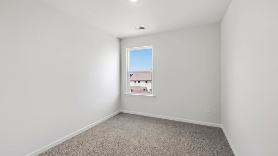 Spacious, unfurnished interior of a new home in Tanglewood Townes, Greenville (Image 25).