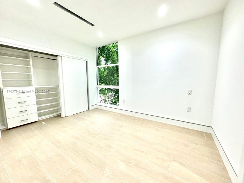 Spacious, unfurnished interior of a new home in , Miami (Image 12).