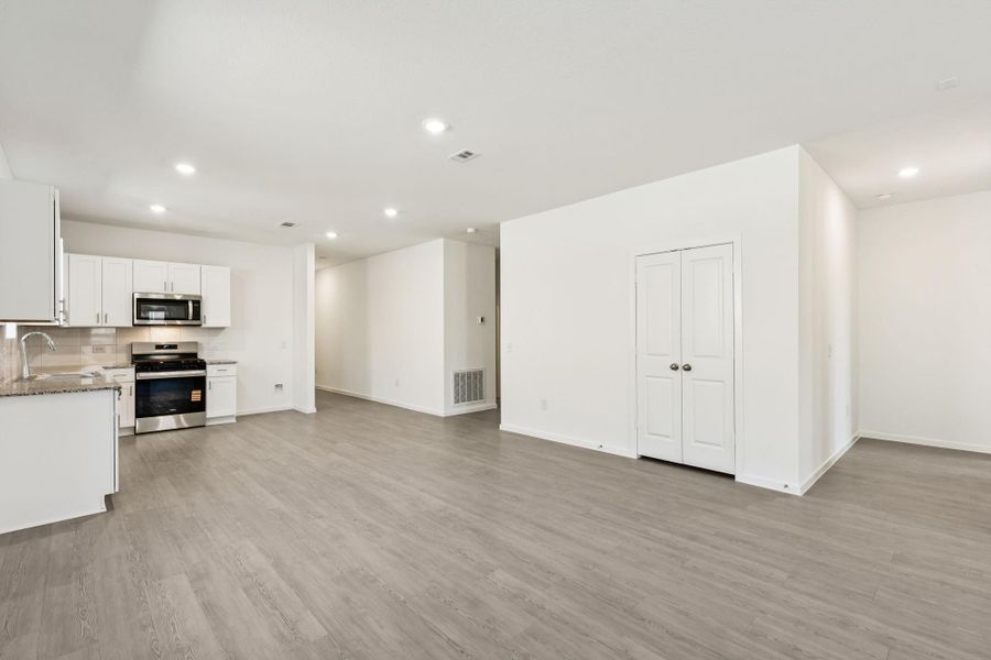 Spacious, unfurnished interior of a new home in Mavera, Conroe (Image 14).
