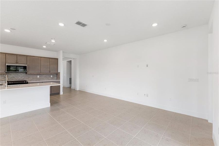 Spacious, unfurnished interior of a new home in Ocala Preserve, Ocala (Image 22).