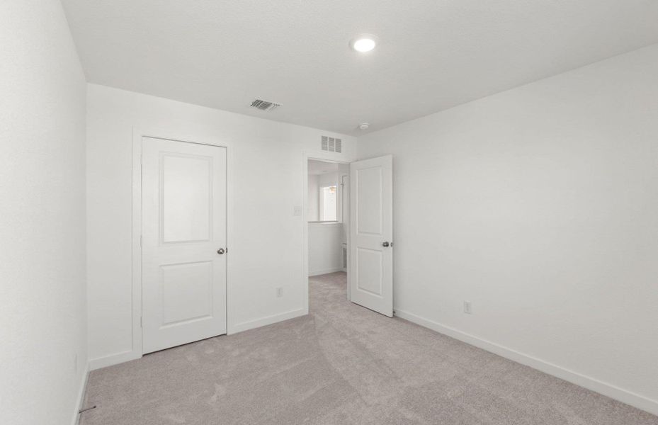 Spacious, unfurnished interior of a new home in Sunfield, Buda (Image 16).