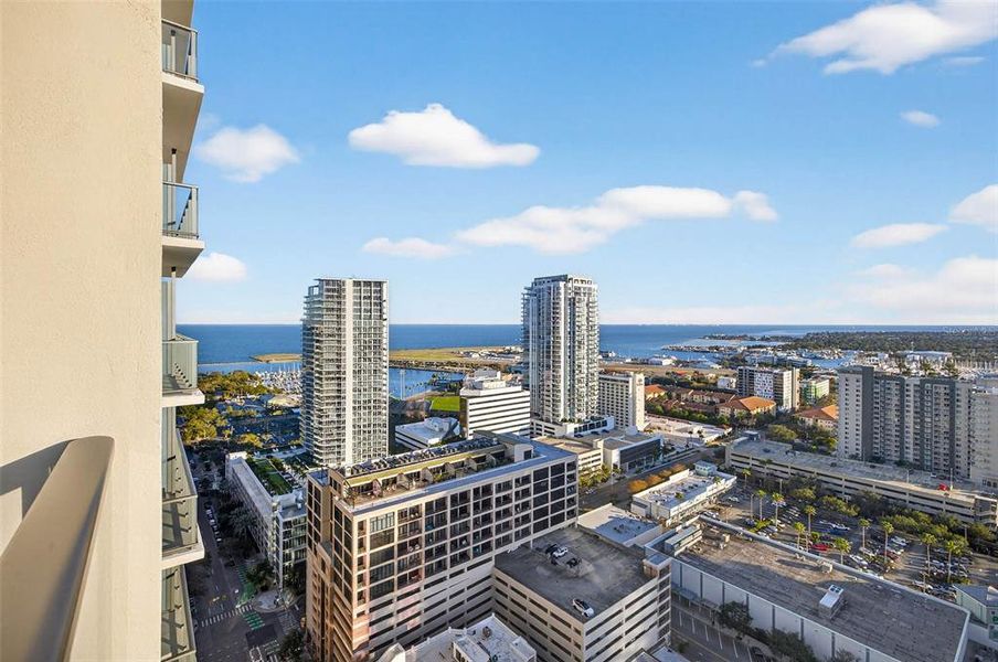 Condo located in St. Petersburg, FL showcasing its design and architecture (Image 28).